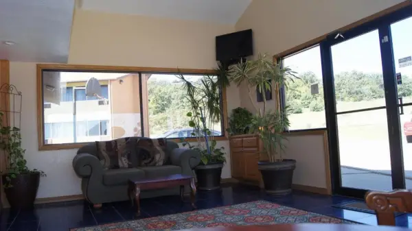 Holiday Lodge & Suites 4