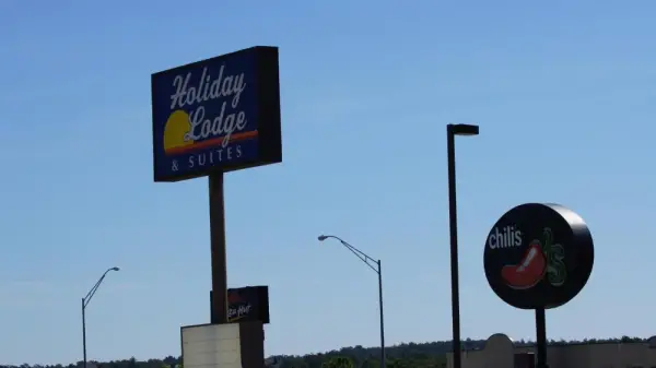 Holiday Lodge & Suites 5