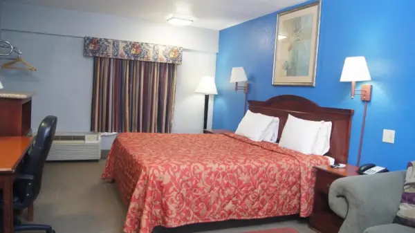 Holiday Lodge & Suites 6
