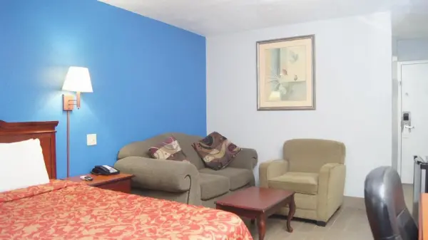 Holiday Lodge & Suites 7
