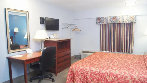 Holiday Lodge & Suites 8